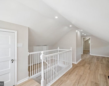 102 E Park Avenue - Photo Thumbnail 9