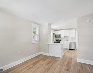 102 E Park Avenue - Photo Thumbnail 5