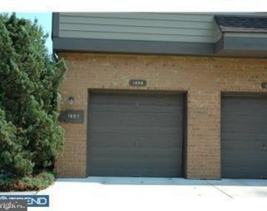 1605 Augusta Circle - Photo Thumbnail 5