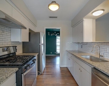 10110 Aspen St - Photo Thumbnail 6