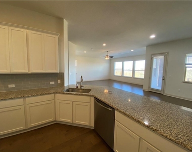 16500 Aventura Ave - Photo Thumbnail 10