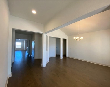 16500 Aventura Ave - Photo Thumbnail 5