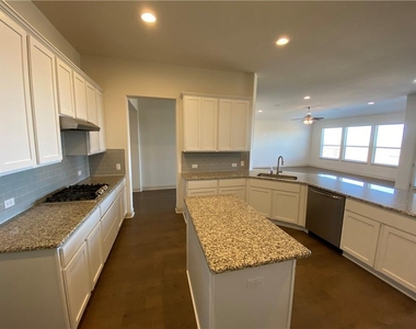 16500 Aventura Ave - Photo Thumbnail 11