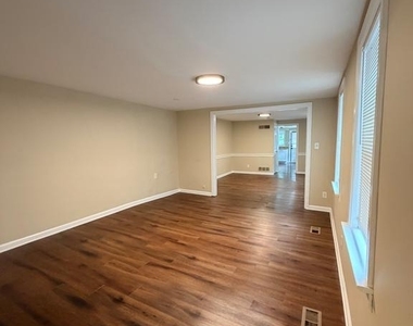 127 E Union Street - Photo Thumbnail 3