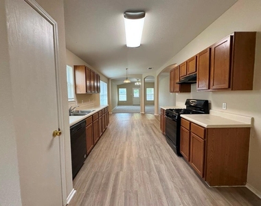 209 Katy B Ln - Photo Thumbnail 6