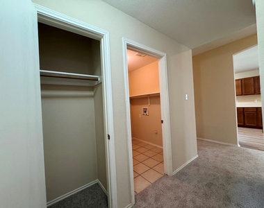 209 Katy B Ln - Photo Thumbnail 16
