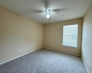 209 Katy B Ln - Photo Thumbnail 21