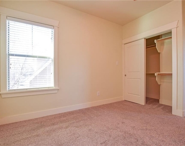 5405 Avenue H - Photo Thumbnail 8