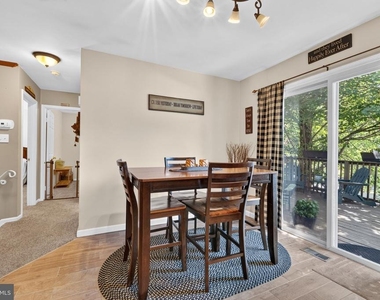 8805 Rosanne Court - Photo Thumbnail 18