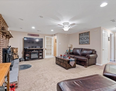 8805 Rosanne Court - Photo Thumbnail 11