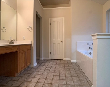 5726 Taylorcrest Dr - Photo Thumbnail 14