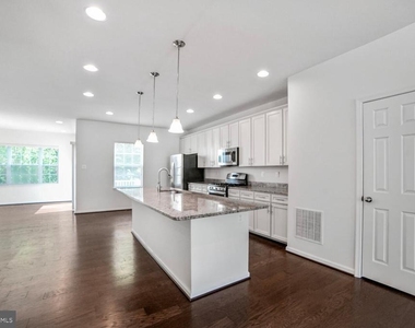 7872 River Rock Way - Photo Thumbnail 3