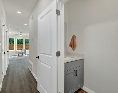 104 Creekside Trl - Photo Thumbnail 2