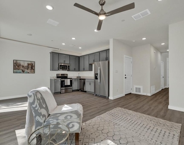 104 Creekside Trl - Photo Thumbnail 11