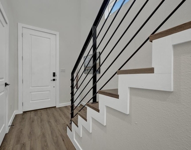 104 Creekside Trl - Photo Thumbnail 3