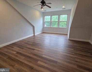2749 Middle Neck Road - Photo Thumbnail 3