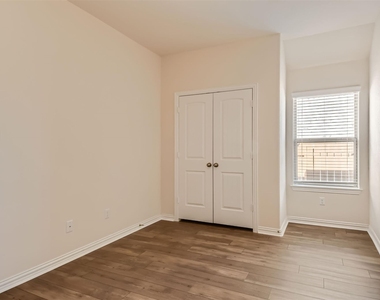 113 Lily Turf Cv - Photo Thumbnail 20