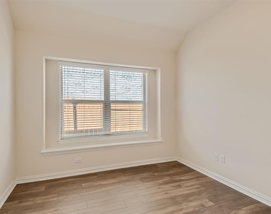 113 Lily Turf Cv - Photo Thumbnail 19