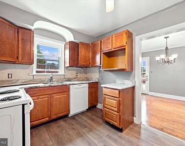 309 W 38th Street - Photo Thumbnail 6