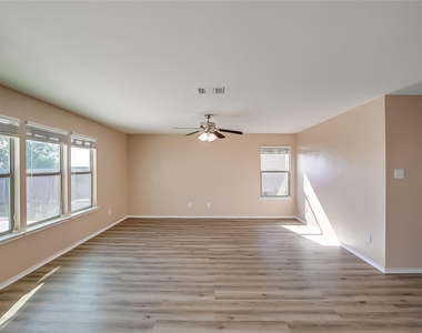 518 Carrington St - Photo Thumbnail 8