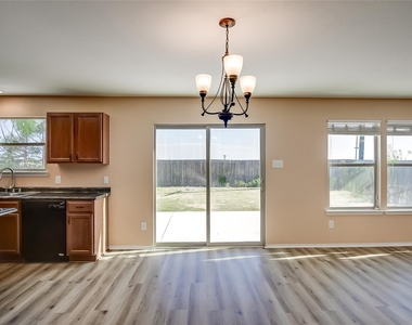 518 Carrington St - Photo Thumbnail 13
