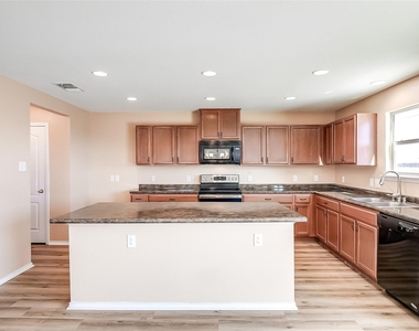 518 Carrington St - Photo Thumbnail 10