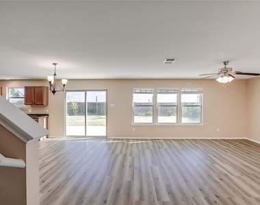 518 Carrington St - Photo Thumbnail 5