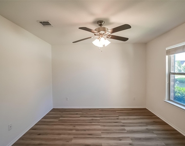 518 Carrington St - Photo Thumbnail 4