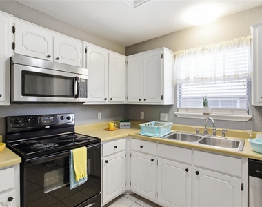 2410 Buttercup Cir - Photo Thumbnail 7