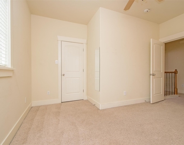 5405 Avenue H - Photo Thumbnail 6