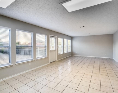 1001 Howell Terrace Pl - Photo Thumbnail 9