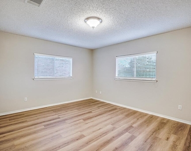 1001 Howell Terrace Pl - Photo Thumbnail 14