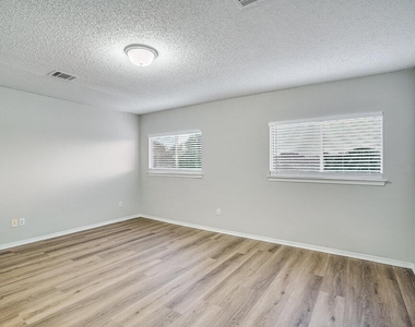 1001 Howell Terrace Pl - Photo Thumbnail 11