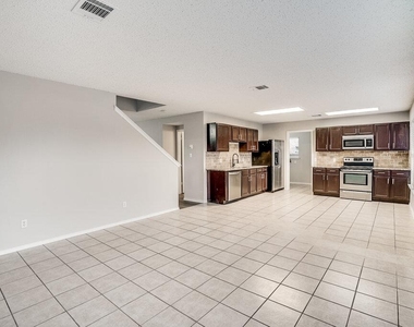 1001 Howell Terrace Pl - Photo Thumbnail 6