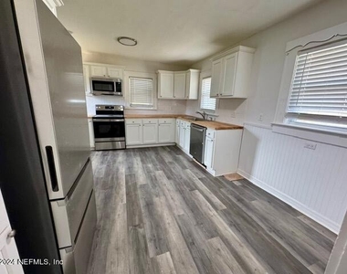 744 West Street - Photo Thumbnail 3