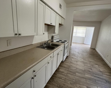 5823 Iris Boulevard - Photo Thumbnail 4