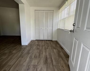 5823 Iris Boulevard - Photo Thumbnail 2