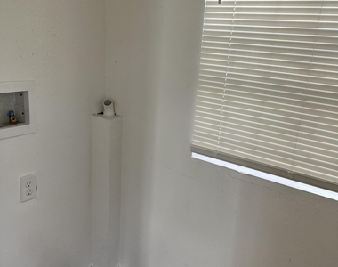 5823 Iris Boulevard - Photo Thumbnail 9