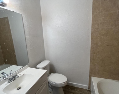 5823 Iris Boulevard - Photo Thumbnail 7