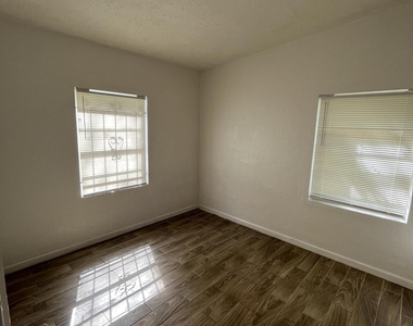 5823 Iris Boulevard - Photo Thumbnail 6