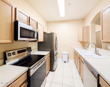 10550 Baymeadows Road - Photo Thumbnail 4