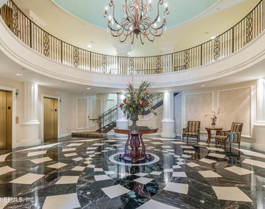 400 E Bay Street - Photo Thumbnail 4