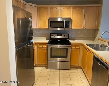 400 E Bay Street - Photo Thumbnail 8