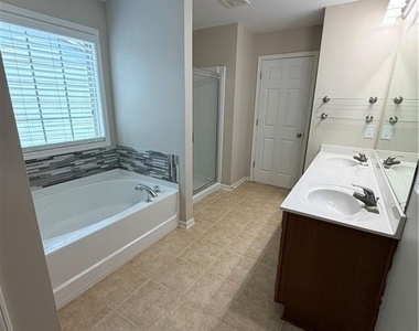 2118 Newbury Oaks Drive - Photo Thumbnail 6
