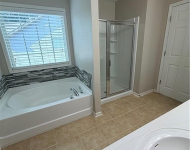 2118 Newbury Oaks Drive - Photo Thumbnail 7