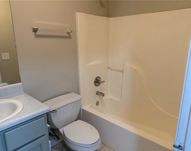 800 Stonehaven Circle - Photo Thumbnail 7