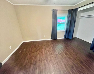 4415 Oak Street - Photo Thumbnail 6