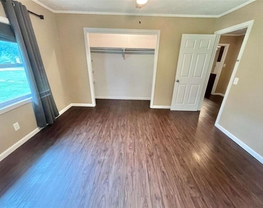4415 Oak Street - Photo Thumbnail 11