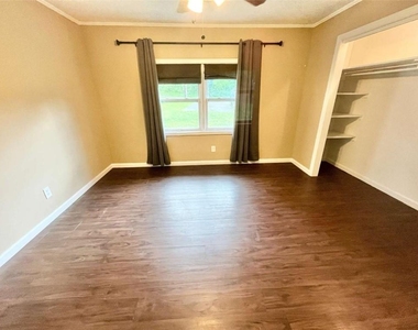 4415 Oak Street - Photo Thumbnail 10