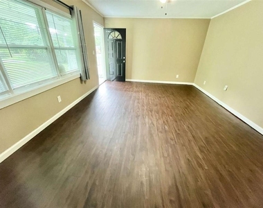 4415 Oak Street - Photo Thumbnail 2